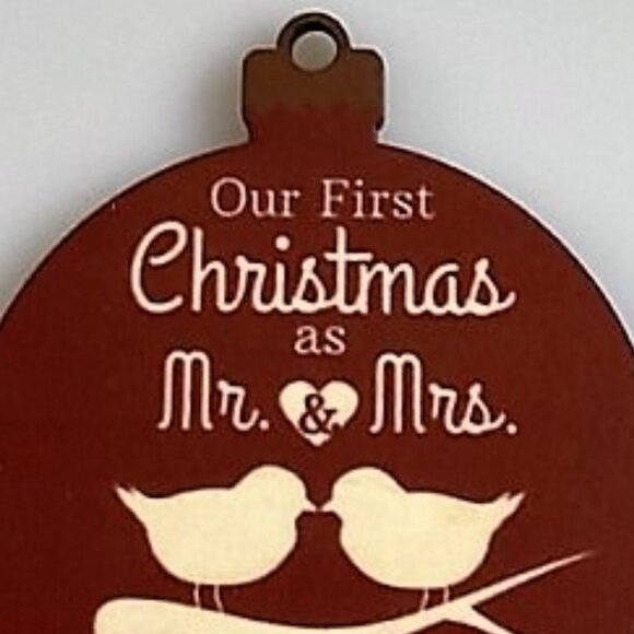 OUR FIRST CHRISTMAS MR AND MRS 2020 KISSING BIRDS WOOD RED - Picture 6 of 7